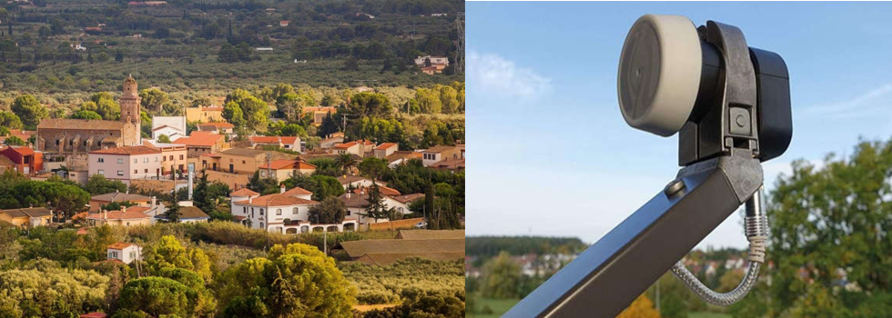 Un pueblo rural con casas y árboles a la izquierda; un primer plano de un receptor de antena parabólica con el campo al fondo a la derecha.