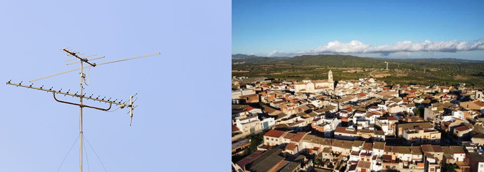 Una antena de televisión contra un cielo azul despejado a la izquierda, y una vista aérea de una ciudad con casas y edificios a la derecha.